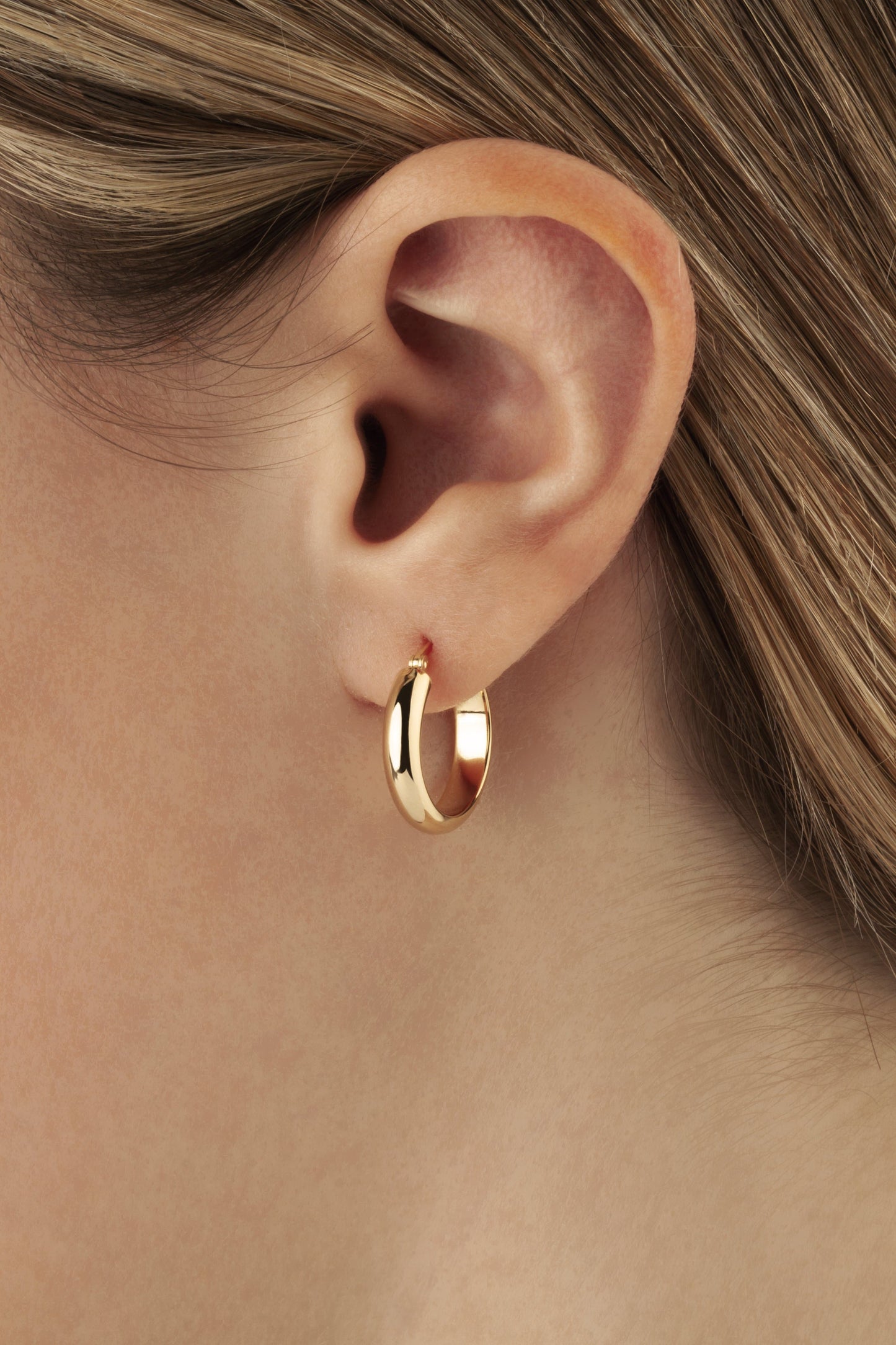 14K Yellow Gold 18mm 1/2 Round Tube Hoop Earrings (5169641455660)